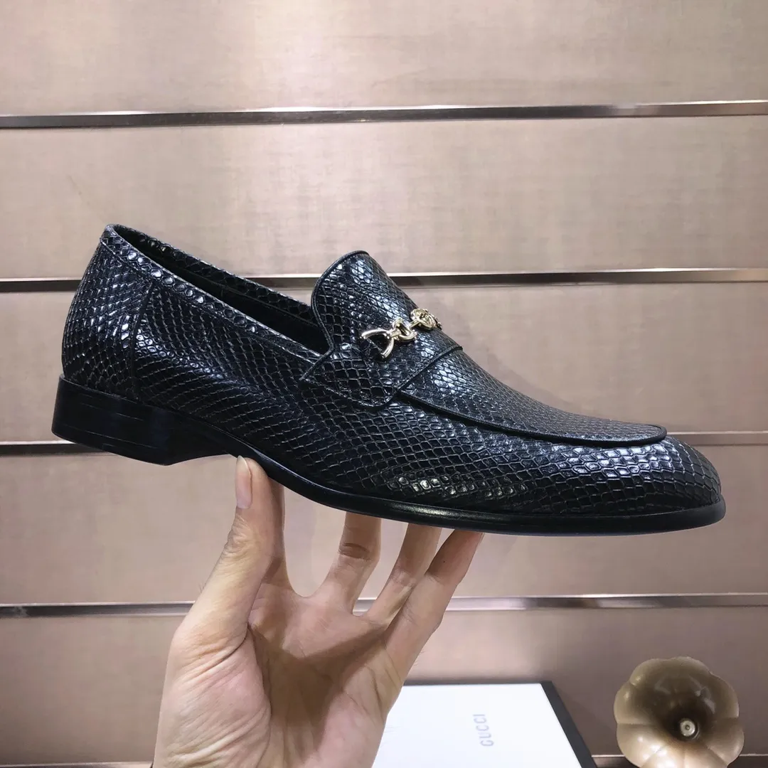 Men's shoes💰500💰Italy's top luxury men's shoe giant (GUCCI) (Gucci) (full cowhide lining) new arrival🍃Original European style🔰 Pleasant to the eye😍In order to make the shoes more durable and non-deformable🌀The production continues to follow traditional methods but there is still no lack of innovation💪Choose original sheepskin for the leather♻️ Smooth and natural And extra bright ⭐Made of imported cowhide, the first choice of rich people 38-45 (45 customized)